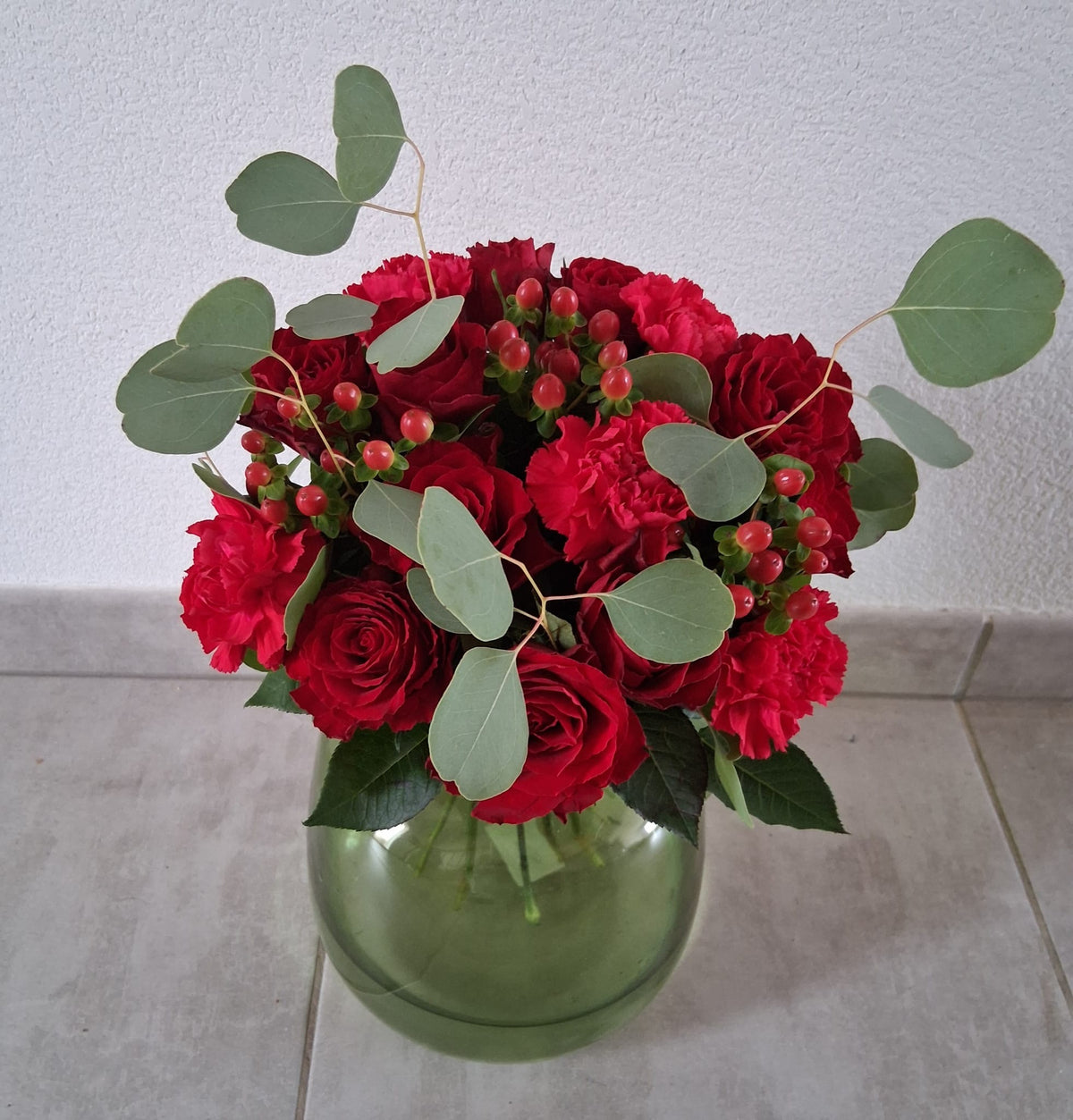 Bouquet Magique, roses et œillets rouges avec baies et eucalyptus